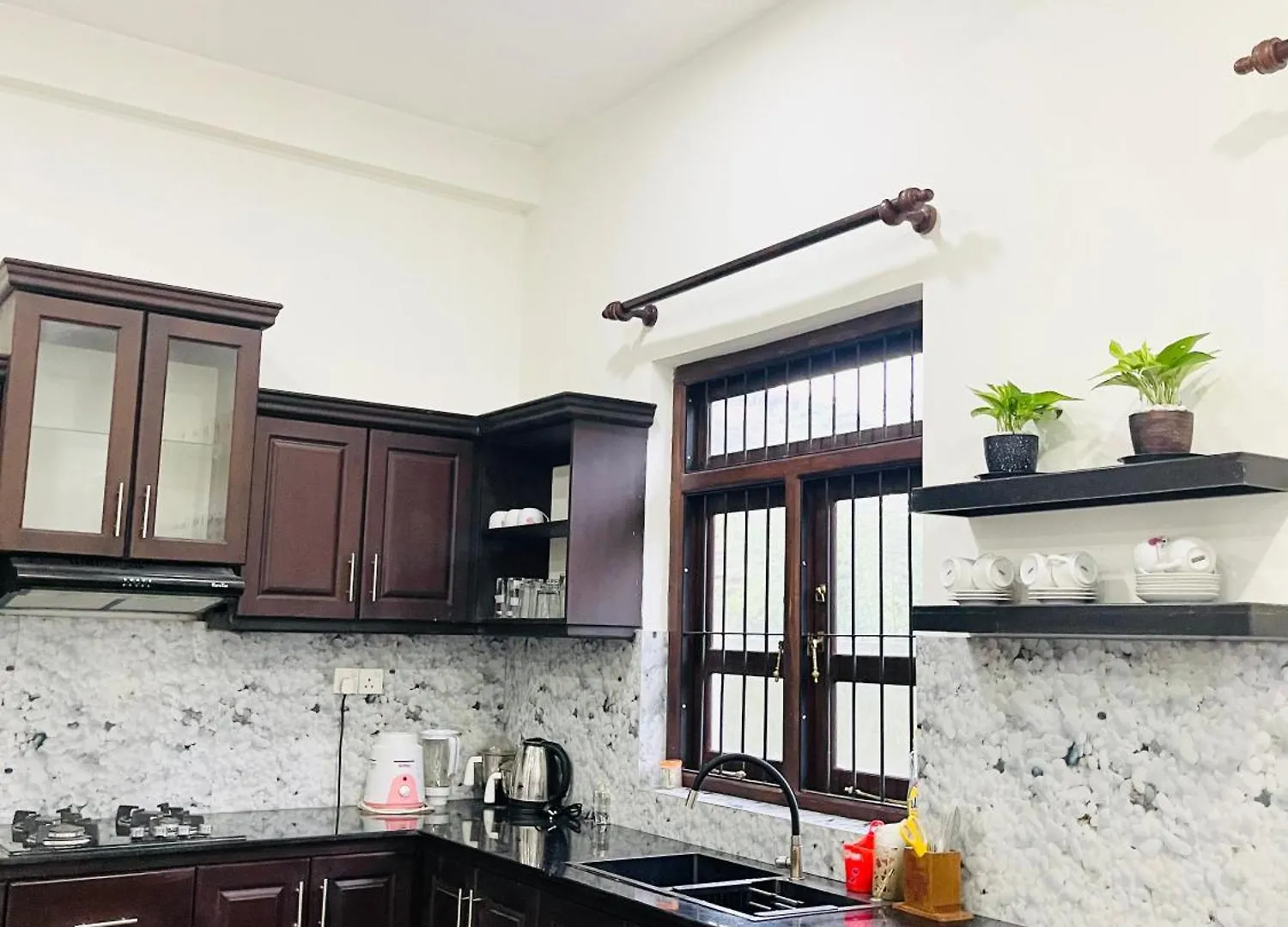 Fanisha Family Villa And Restaurant Νεγκόμπο Πανσιόν